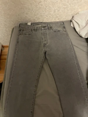 Grå Levi's 501 jeans W31 L32 - Säljer ett par klassiska grå Levi's 501 jeans med rak passform och fem fickor.  