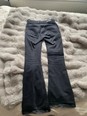 Svarta bootcut Gina Tricot - Säljer ett par svarta low waist/mid waist bootcut jeans från Gina Tricot. Kommer inte till användning, lite slitna vid foten då byxorna är långa på mig. Sitter super skönt och är väldigt stretchiga. Pris kan diskuteras!! 