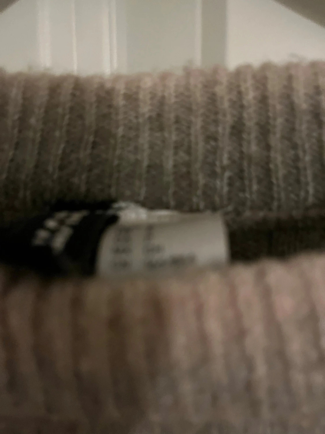 Randig stickad tröja i rosa och beige - 1