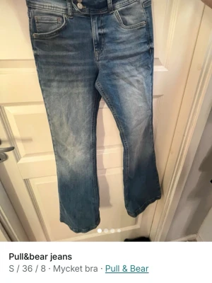  jeans från Pull&Bear - Säljer ett par ljusblå bootcut jeans från Pull&Bear med klassisk femficksmodell och snygga slitningar. Jeansen har normal midja och är tillverkade i bomull med lite stretch för extra komfort. Perfekta för en avslappnad och trendig look. Köpte dem för 800kr säljer för 600kr PRIS KAN DISKUTERAS🥰🥰🥰