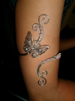 Armcuff  - Finns både i silver och guld💞 Lättböjd material som är enkel att justera. Vid osäkerhet, skriv gärna din till mig din omkrets på armen🥰 Jag gör även customs!