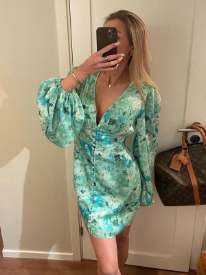 Adoore grön - Magisk adooreklänning går ej att få tag på! Strl 36, i bra skick inga defekter🩷