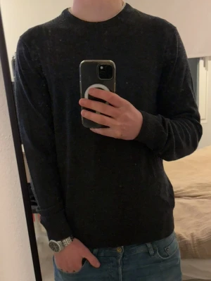 Mörkgrå stickad tröja från Uniqlo - Tja! Säljer en riktigt snygg tröja ifrån Uniqlo | Storlek M | Jag på bilden är 182! | Hör av er vid minsta lilla fundering🙌