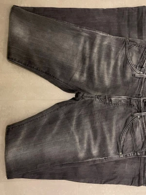 Jack and Jones jeans - Säljer ett par gråa jeans med tvättad och lite slitad look. Klassisk femficksmodell med slim ben och snygga detaljer på bakfickorna. Materialet är denim och jeansen har en modern passform som är perfekt för dig som gillar en avslappnad stil. Jeansen är i ett mycket bra skick men kan diskuteras. Skriv vid minsta fundering!!🤩🤩