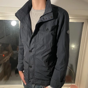 J.Lindeberg jacka - Tjena! Säljer nu denna feta J.lindeberg jacka i färgen marinblå och storleken M, knapp saknas vid magen🙌 för fler frågor eller bilder är det bara att skriva🤝