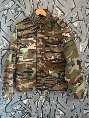 Kamo vindjacka från Ralph Lauren - Säljer min Rahlp lauren field jacket. Nypris 6000kr. Jackan är köpt i New York för många många år sedan. Jackan är för den som vill sticka ut. Då den har ett mycket snyggt kamouflage mönster med många fickor och patches. Väldigt bra kvalitet. Tveka inte på att höra av dig☺️