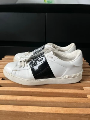 Valentino open - Tjena, säljer nu dessa riktigt snygga och populära valentino opensen, de är glansig svart stripe, de är i bra skick, endast skorna ingår, hör av er vid frågor och funderingar🙌🤝