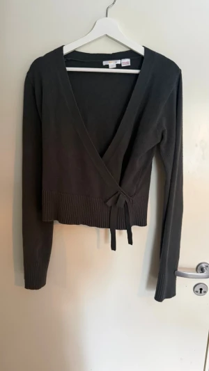 Grön omlott tröja - Fin omlott tröja från Gina tricot i fint skick, knappt använd alls❤️ Storleken är 170 men skulle säga att den passar någon som vanligtvis bär S❤️