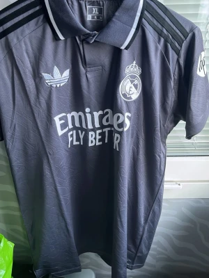 Real Madrid jersey size M - Säljer den real Madrid tröja storlek M. Finns olika färger och modeller 