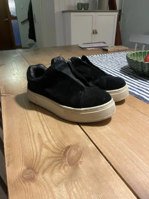 Svarta eytys - Säljer ett par svarta sneakers från Eytys i storlek 37😇 