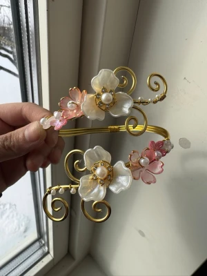 Armcuff  - Finns både i silver och guld💞 Lättböjd material som är enkel att justera. Vid osäkerhet, skriv gärna din till mig din omkrets på armen🥰 Jag gör även customs!