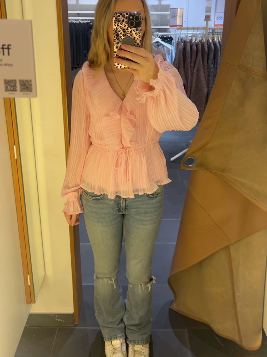 Ljusrosa volangblus med knytband