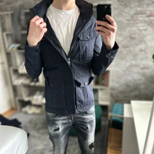 Oscar Jacobson field jacket  - Mycket bra skick, inga defekter! Tvärfet och som ny! Passar dig som är mellan 175-185cm ungefär. Nypris ca 3000kr. Modellen är 185 cm, 75kg. Passar bra nu till våren! Skriv för mer information!🤝