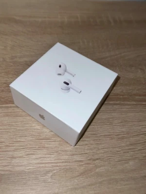 Apple AirPods Pro gen 2 - Säljer ett par Apple AirPods Pro i mycket gott skick. Fullt fungerande med bra batteritid och utmärkt ljudkvalitet. Aktiv brusreducering och transparensläge fungerar perfekt. Ingår: - AirPods Pro (vänster & höger) - Laddetui - Originalförpackning - Laddkabel - Extra öronproppar (olika storlekar) - Manualer    Hör gärna av er vid frågor! 🥰    (Skicka prisförslag!) 