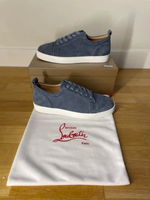 Christian Louboutin skor  - Tjena säljer ett par feta christian louboutin skor i babyblue bäst på marknaden 🤞👊allts på bilderna medföljer såklart 🔥