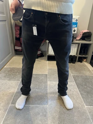 Svarta jeans från Handpicked  - Helt nya handpicked jeans som nypris går runt 3500kr. Storlek 31 Jeans har skön passform med en skön wash anledning varför jag säljer jeansen är för att dem passa aldrig mig. Hör av dig för mer frågor🤗mitt pris 799kr!