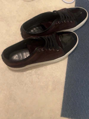 Lanvin Cap Toe - Tja, säljer nu dessa sjukt feta Lanvins i okej/ bra skick, dom är självklart äkta, storleken är uk 7,  inga defekter förutom hål i hälen på insidan,  men använda! villig att droppa i pris vid snabb affär 