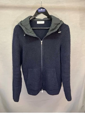 Navy gran sasso cardigan  - Säljer denna gran sasso cardigan jacka size 48/s. Skick 8,5/10 inga hål. Hör av dig vid minsta fundering 😀