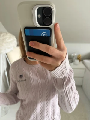 Ljuslila kabelstickad tröja - Säljer en kabelstickad tröja.