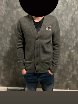 Hollister cardigan - Brutalt snygg Hollister cardigan som är i storlek S denna är perfekt inför våren. Skick: 10/10🌟