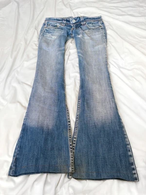 Superlågmidjade vintage bootcut jeans  - Sååå sjukt snygga vintage bootcut jeans! 💓😩😩🙏🏼säljer eftersom de inte passar därför har jag ingen bild på! 💓  Innebenslängd: 79 cm Midjemått: 38 cm