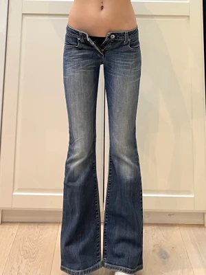 Lågmidjade vintage bootcut jeans  - Mått på bilderna❤️Storlek W26/L30 alltså xs men sitter mindre, mer som en xxs då jag själv är xs o 170🩷inga defekter