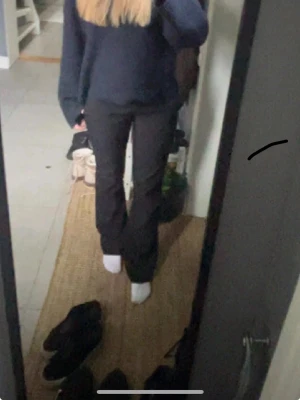 Svarta kostymbyxor - Trendiga kostymbyxor från Bik bok!! Storlek 38 men passar även mig som är storlek 36! Kan gå ner i pris