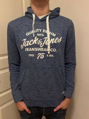 Jack&Jones Hoodie - Säljer denna otroligt sköna hoodien från Jack&Jones. Storlek M, modellen är 187, 75kg.