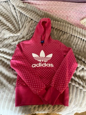 Rosa Adidas hoodie med mönster - Storlek xs/ 140 ish 
