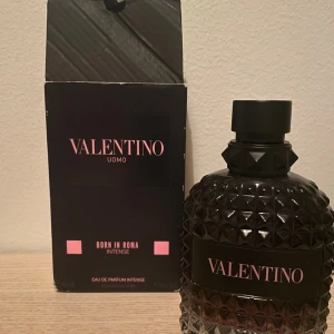 Valentino Uomo Born In Roma Intense - Stilren och modern parfym från Valentino, Born In Roma Intense. Flaskan rymmer 100 ml Eau de Parfum Intense. Perfekt för dig som vill sticka ut med en exklusiv touch. Den är mer än hälften kvar och har typ 390 sprut kvar pga hur mycket du tar änvänd typ 2 månader pris kan diskuteras minsta 