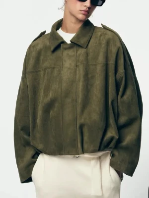 Olivgrön mockajacka från Zara - Säljer en olivgrön mockajacka från Zara.