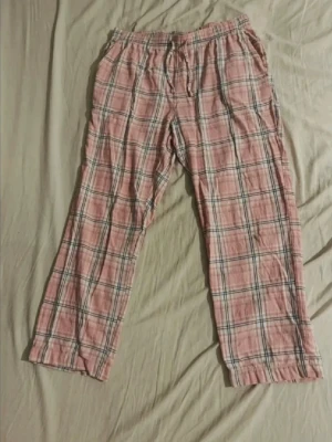 Pyjamasbyxor - Pyjamasbyxor i rosa flanell från Lager157. Nypris: 150kr. Använda men i bra skick!