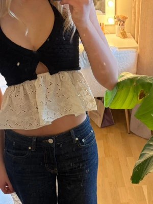 Svart och vit topp - Säljer en topp med svart stickad överdel och vit volang som underdel från Zara💕