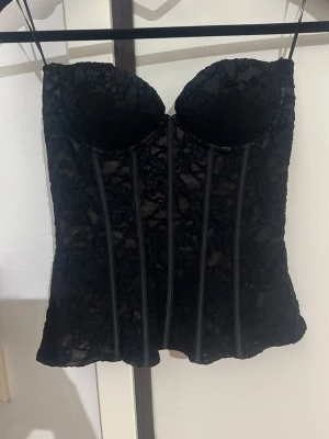 Svart korsett topp - En helt ny jätte fin elegant korsett från zara. Den är helt oanvänd och lappen är kvar. Storlek S 