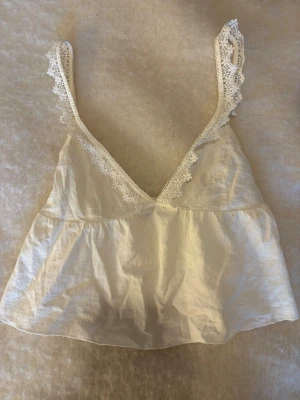 Vit spetsdetaljerad linnetopp - Fauner fin topp med volanger💕
