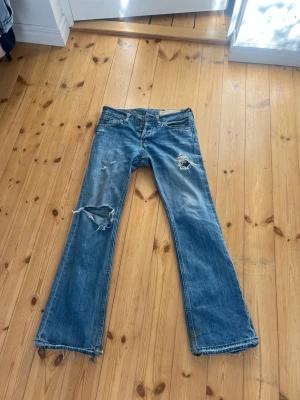 Lågmidjade hollister jeans - Lågmidjade hollister jeans. Modellen är low rise slim boot. Midjemåttet rakt över är 39 cm, innerbenets längd är 80 cm🥰
