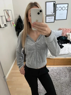 Grå zip-hoodie från Gina Tricot - Säljer en grå hoodie från Gina Tricot med dragkedja framtill och två fickor. Hoodien har en huva och är i jättefint skick. 