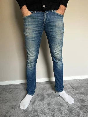 Dondup jeans George - Tja! Säljer dessa feta dondup George med bra tvätt och slitningar. Bra skick! Storlek 32. Fraktar inom 24 timmar. Hör av dig vid mer frågor och funderingar🙌