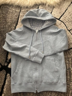 D zip hoodie i blå - Säljer en dio ziphoodie i blå. Vid frågor hör av er