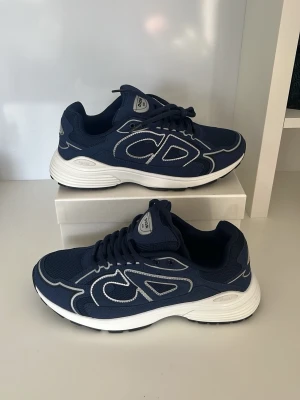 Dior B30 Mörkblå - Säljer dessa otroliga b30 Dior. Otrolig kvalité och väldigt unika. Riktigt fräscha och perfekt nu till våren som kommer. Priset är inte hugget i sten