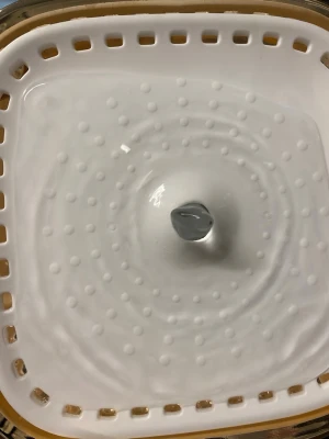 Kattfontän  - För katter att dricka vatten. Byt till färskt vatten varje dag. Utrustad med USB-sladd för enkel anslutning. Enkelt att använda. 