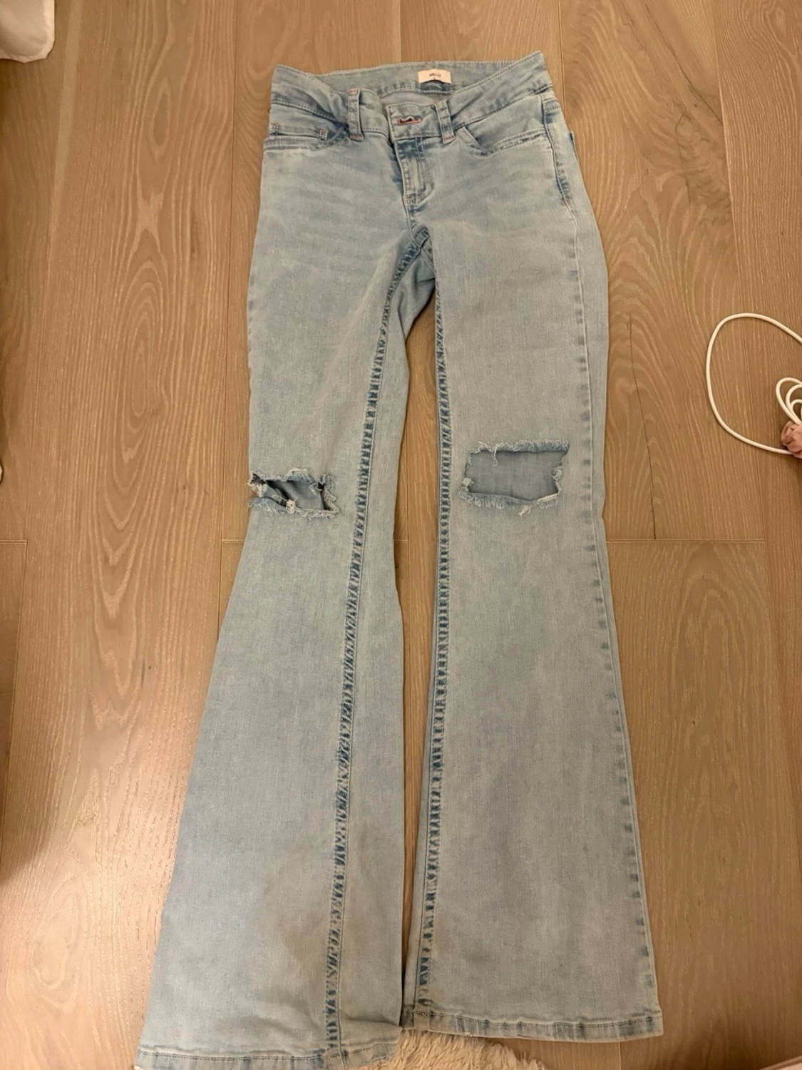 Ljusblå bootcut jeans med slitningar  - 2