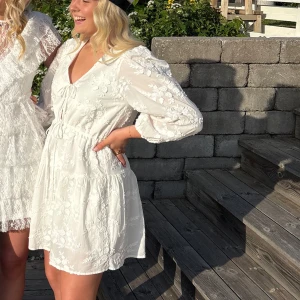 & other stories studentklänning  - Superfin och bekväm vit klänning från & other stories, perfekt till student eller konfirmation☺️ Passar olika storlekar då den har dragsko i midjan och resår på ärmarna! Använd 1 gång och fortfarande i superfint skick. Nypris 1 349kr och slutsåld. Den är förkortade i längden då den var väldigt lång i modellen, passar dig som är runt 166 som jag. Överdelen är i storlek 36 och kjolen är i storlek 40 men förkortad. Den är alltså ihopsydd för att passa i storlek. Perfekt för dig som bär stl 36-38