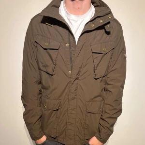 Woolrich Field Jacket - En sjukt fet field jacket från woolrich i fint skick! Storlek M. Hör av er vid frågor!