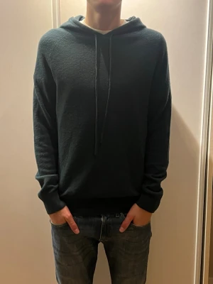 Stickad hoodie tiger of sweden olivgrön - Säljer en skitsnygg stickad hoddie i färgen olivgrön, Tiger of Sweden.Storlek M. Nypris 2000kr köpt 2025 och använd ett fåtal gången säljer eftersom jag inte använder den. Hör av er vid funderingar! Pris är inte hugget i sten! 