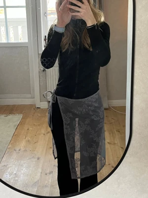 Spetskjol - Spetskjol som jag sytt helt själv som man knyter, snygg att ha över byxor❤️‍🔥 passar S/M