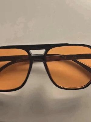 Svarta pilotbågar med orange glas - Snygga solglasögon som är perfekt nu till sommaren! Först till kvarn!