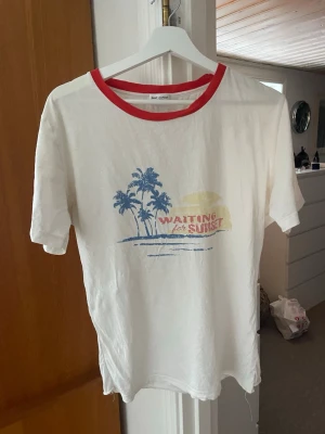 Saint Laurent t shirt - Riktigt fet saint Laurent t shirt, 2017. Den passar medium med vintage passform, den är kort på mig som är 190. Passar dig som är 170-190 typ. 