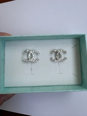 Studs örhängen - Aldrig använda. Bakstycket var olika när jag köpte de. 