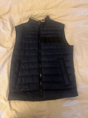 Hugo boss väst blå - Säljer denna då den aldrig kommer till användning. Splitter ny utan prislapp aldrig använd. Ny pris 2399, mitt pris 500kr